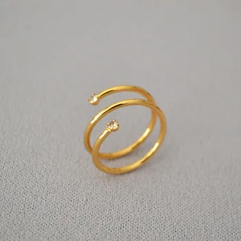 Корейская версия спиральной пружины с простым заводом, циркон, латунь, позолоченный Модный нишевый дизайн, Регулируемое открытие кольца на указательном пальце